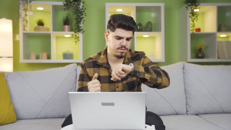 Stressed-man-at-work-looking-at-his-watch-thoughtful-and-looking-for-solution.